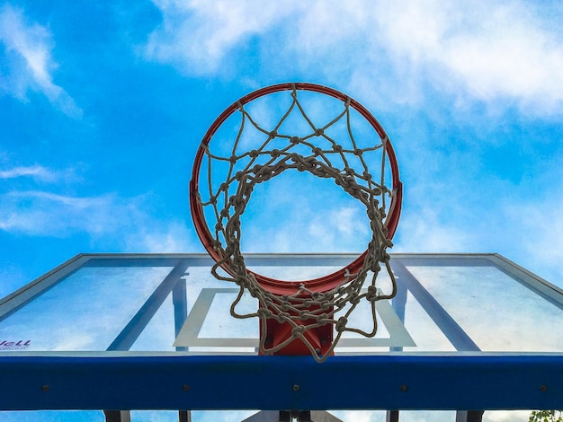 Foto lage hoek van de basketbalhoop tegen de blauwe hemel