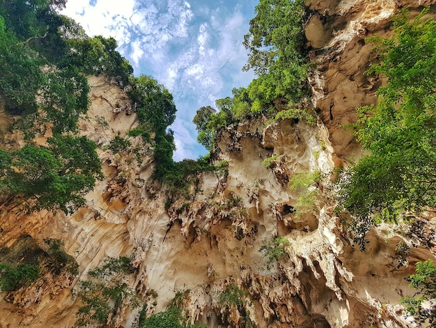 Lage hoek van de berg bij de Batu-grotten