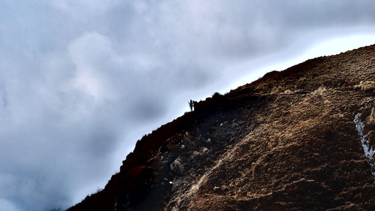 Foto lage hoek van de berg tegen bewolkte lucht in het annapurna beschermde gebied