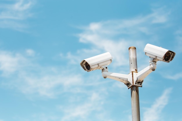 Lage hoek van de beveiligingscamera tegen de lucht