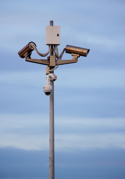 Lage hoek van de beveiligingscamera tegen de lucht