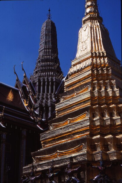 Lage hoek van de boeddhistische tempel tegen de lucht