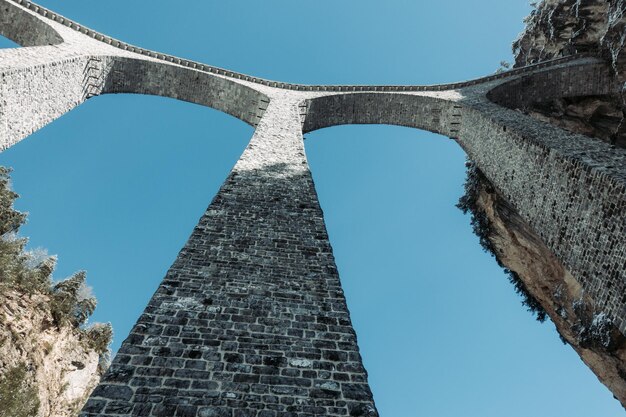 Foto lage hoek van de boogbrug tegen een heldere blauwe lucht