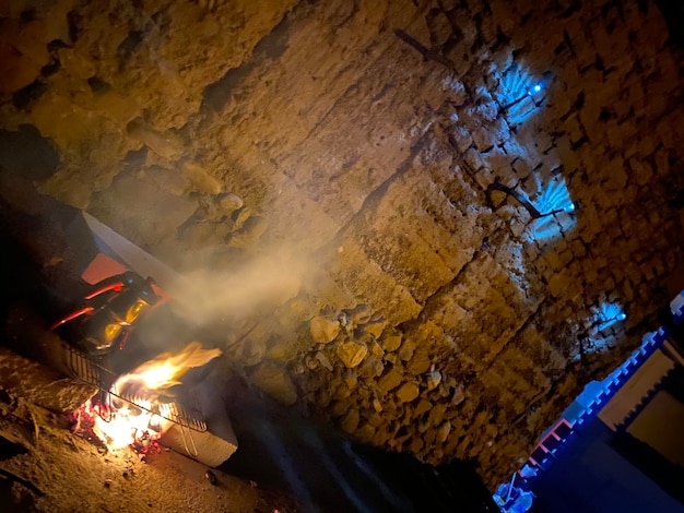 Foto lage hoek van de brand op het plafond