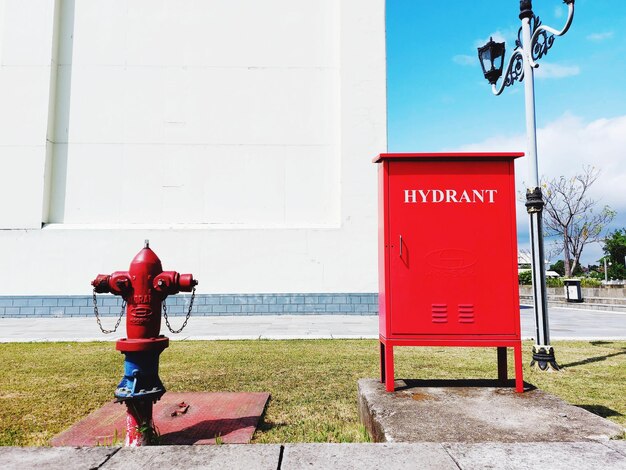 Foto lage hoek van de brandbescherming van de hydrant tegen de muur van het gebouw