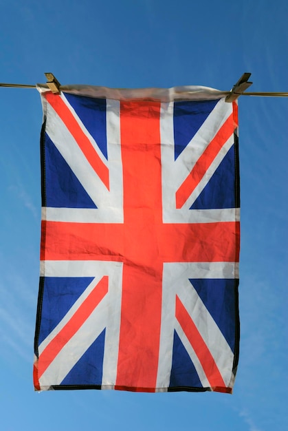 Lage hoek van de Britse vlag die tegen de lucht hangt