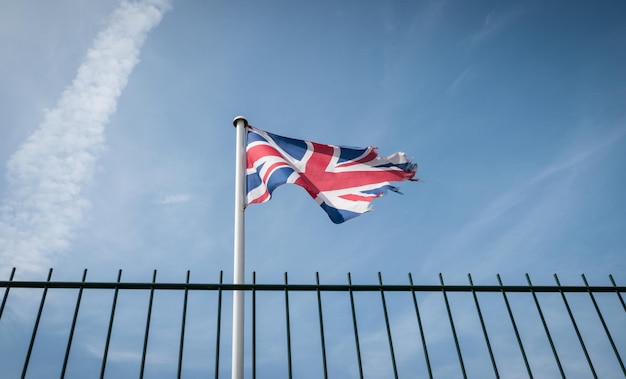 Lage hoek van de Britse vlag die tegen de lucht zwaait