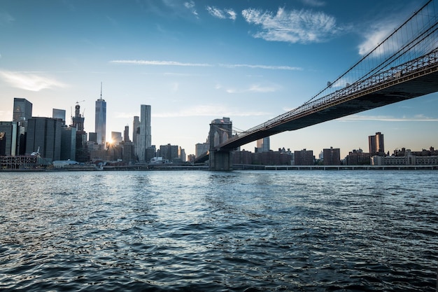 Lage hoek van de Brooklyn Bridge over de East River door stadsbeeld tegen de lucht