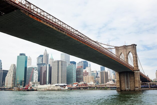 Lage hoek van de brooklyn brug over de rivier in de stad tegen de lucht