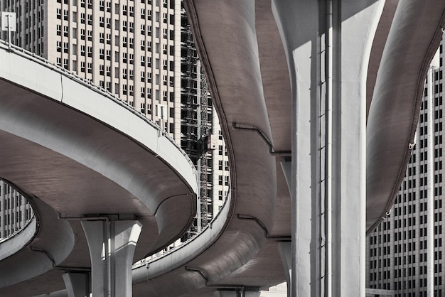 Foto lage hoek van de brug in de stad