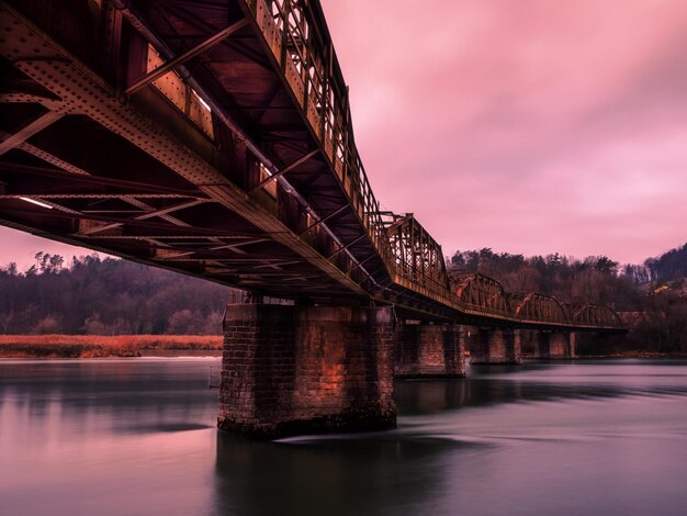 Lage hoek van de brug over de rivier bij zonsondergang