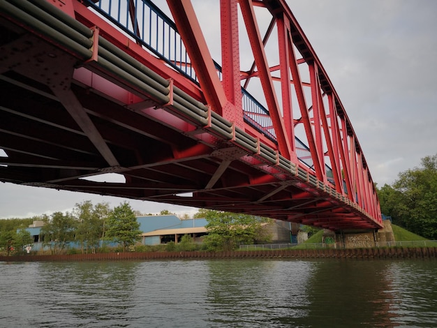 Foto lage hoek van de brug over de rivier tegen de lucht