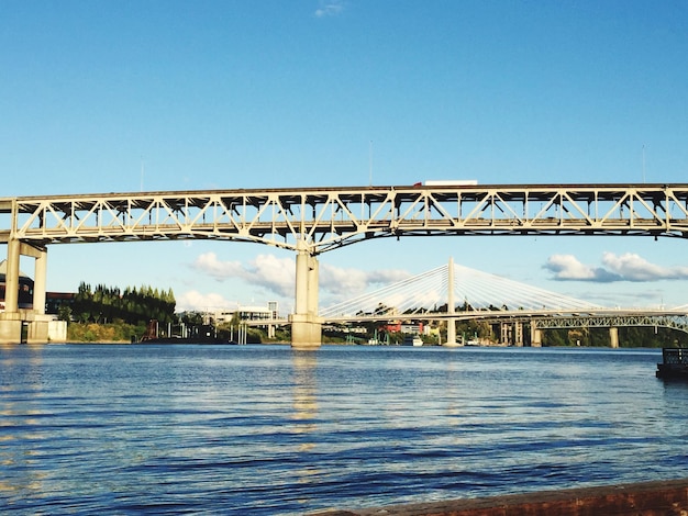 Foto lage hoek van de brug over de rivier