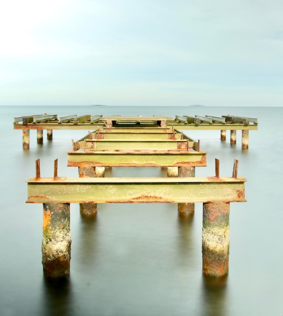 Foto lage hoek van de brug over de zee tegen de lucht