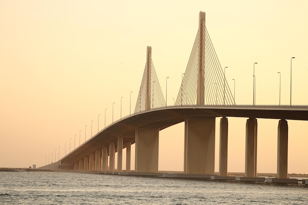 Lage hoek van de brug over de zee tegen een heldere lucht