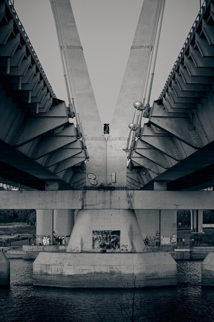 Foto lage hoek van de brug over gebouwen tegen de lucht