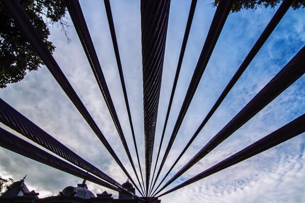 Foto lage hoek van de brug tegen bewolkte lucht