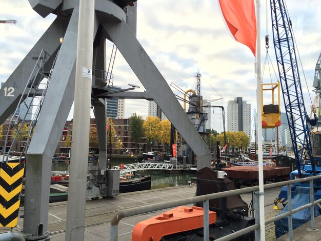 Lage hoek van de brug tegen bewolkte lucht