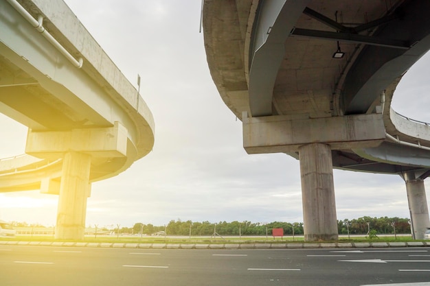 Lage hoek van de brug tegen de lucht in de stad