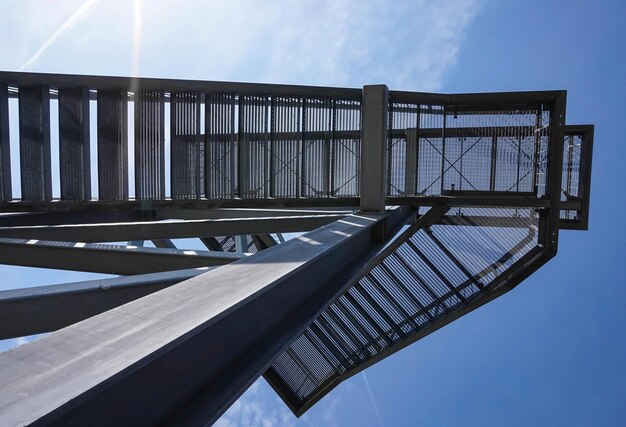 Foto lage hoek van de brug tegen de lucht