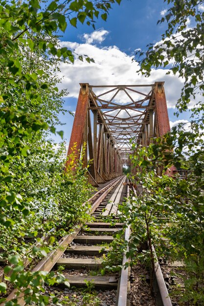 Foto lage hoek van de brug tegen de lucht