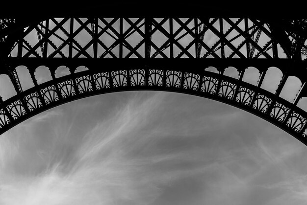 Foto lage hoek van de brug tegen de lucht