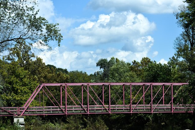 Foto lage hoek van de brug tegen de lucht