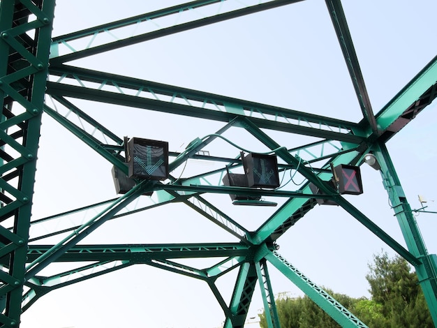 Lage hoek van de brug tegen de lucht