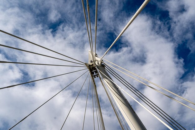 Lage hoek van de brug tegen de lucht