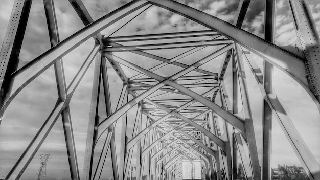 Foto lage hoek van de brug tegen de lucht