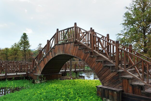 Lage hoek van de brug tegen de lucht