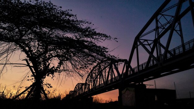 Foto lage hoek van de brug tegen de lucht