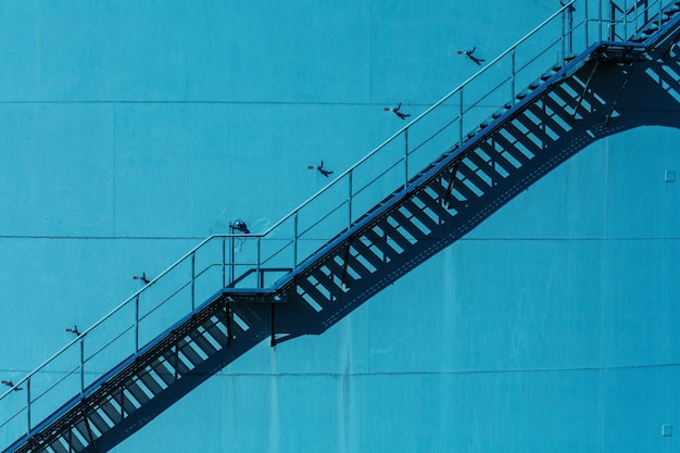 Foto lage hoek van de brug tegen de lucht