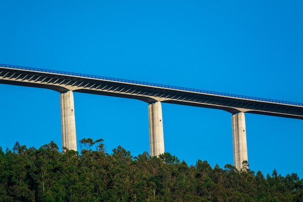 Foto lage hoek van de brug tegen een heldere blauwe hemel