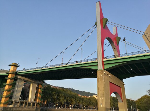 Lage hoek van de brug tegen een heldere blauwe hemel