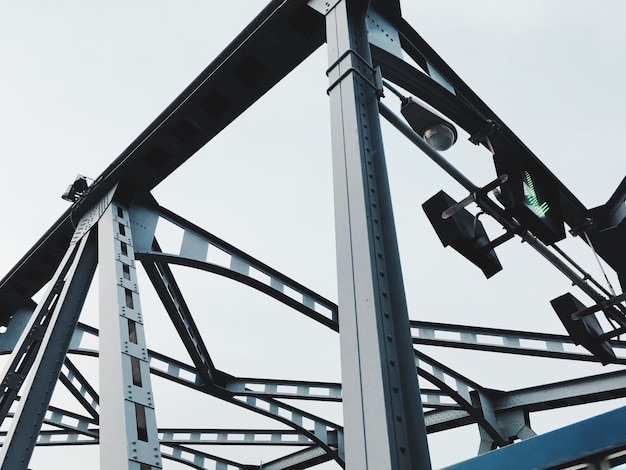 Lage hoek van de brug tegen een heldere hemel