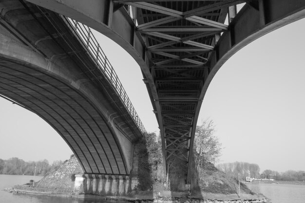 Lage hoek van de brug tegen een heldere lucht