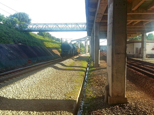 Lage hoek van de brug tegen een heldere lucht