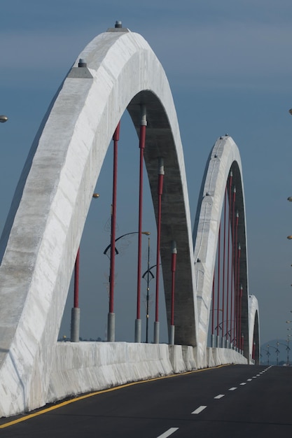 Foto lage hoek van de brug