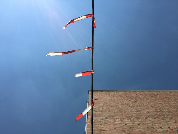 Foto lage hoek van de buntings bij het bouwen tegen een blauwe heldere hemel