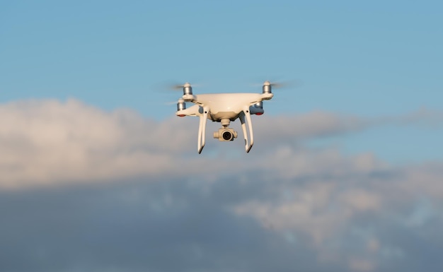 Lage hoek van de camera tegen de hemel