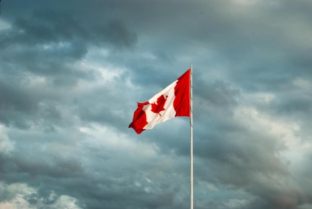 Foto lage hoek van de canadese vlag tegen de lucht