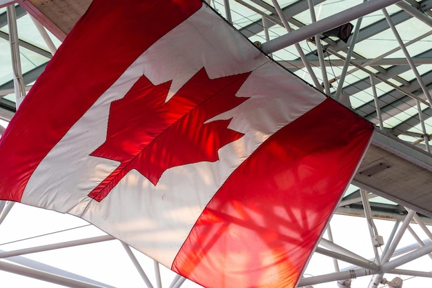 Lage hoek van de Canadese vlag tegen het plafond