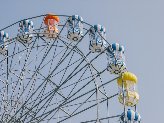 Lage hoek van de carrousel tegen de hemel