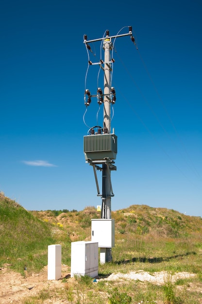 Foto lage hoek van de communicatie toren op het veld tegen de lucht