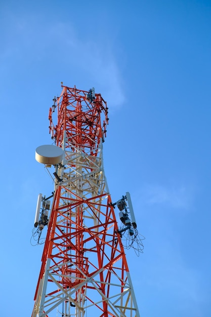 Lage hoek van de communicatie toren tegen de blauwe hemel