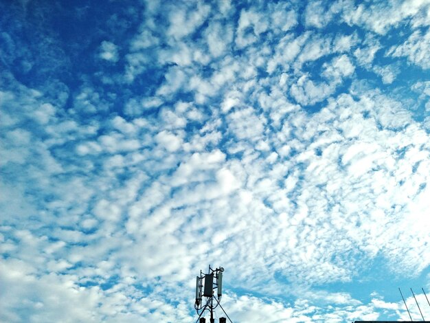 Foto lage hoek van de communicatie toren tegen de blauwe hemel
