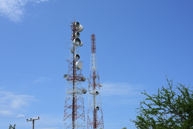 Foto lage hoek van de communicatie toren tegen de blauwe hemel