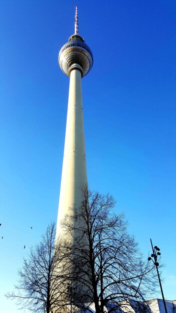 Foto lage hoek van de communicatie toren tegen de blauwe hemel