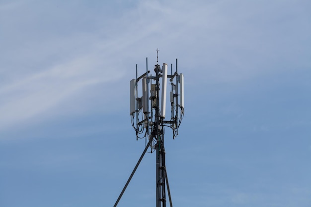 Foto lage hoek van de communicatie toren tegen de lucht